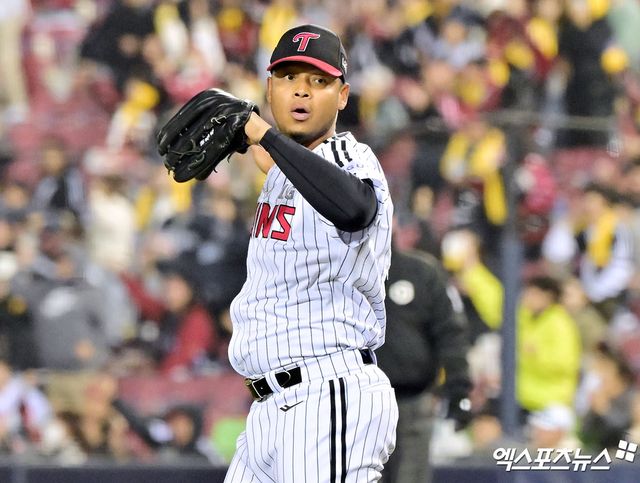 25일 오후 서울 송파구 잠실야구장에서 열린 '2025 신한 SOL Bank KBO리그' 한화 이글스와 LG 트윈스의 경기, 6회말 1사 LG 선발투수 에르난데스가 박해민의 호수비에 놀라고 있다. 잠실, 김한준 기자