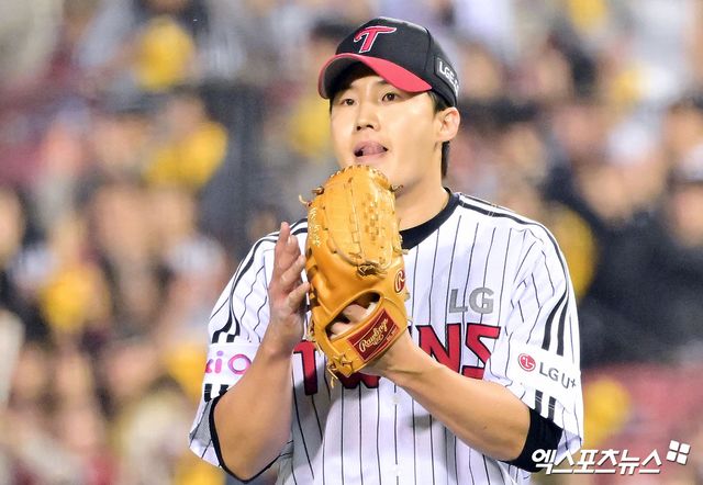 26일 오후 서울 송파구 잠실야구장에서 열린 '2025 신한 SOL Bank KBO리그' 한화 이글스와 LG 트윈스의 경기, 8회초 수비를 마친 LG 임찬규가 박수를 치고 있다. 잠실, 김한준 기자