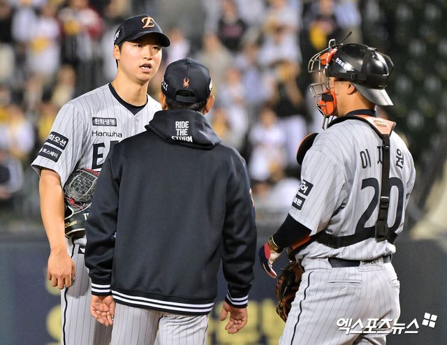 26일 오후 서울 송파구 잠실야구장에서 열린 '2025 신한 SOL Bank KBO리그' 한화 이글스와 LG 트윈스의 경기, 4회말 1사 1루 한화 엄상백이 양상문 투수코치와 대화를 나누고 있다. 잠실, 김한준 기자
