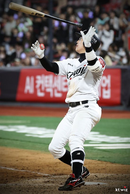 KT 위즈 내야수 허경민이 지난 25일 수원 두산전 5회 말 결승 솔로 홈런을 때렸다. KT 위즈
