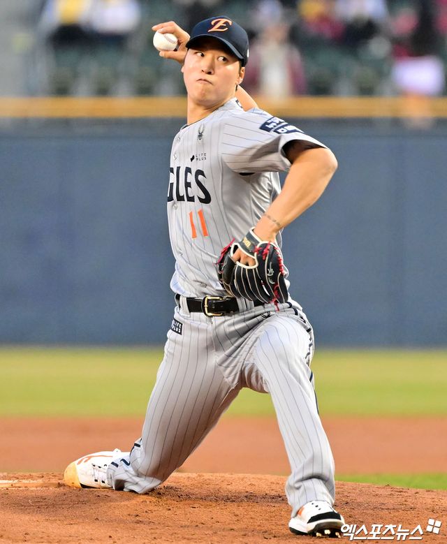 26일 오후 서울 송파구 잠실야구장에서 열린 '2025 신한 SOL Bank KBO리그' 한화 이글스와 LG 트윈스의 경기, 1회말 한화 선발투수 엄상백이 공을 힘차게 던지고 있다. 잠실, 김한준 기자