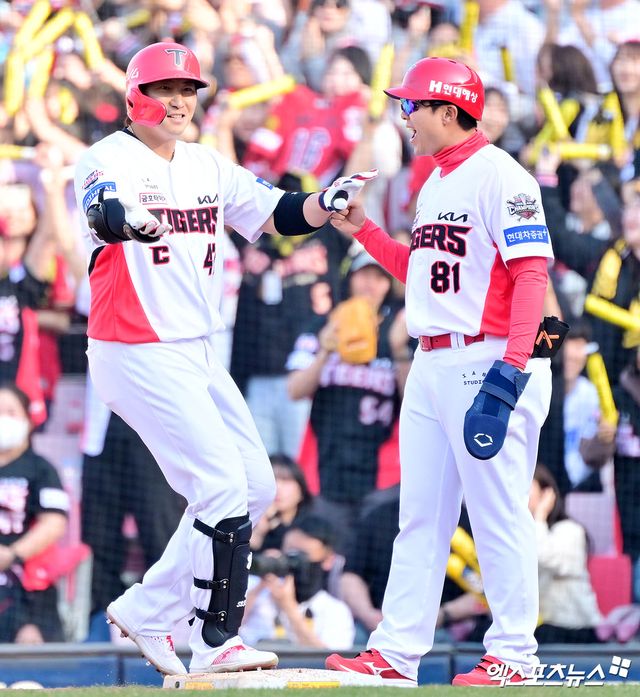 22일 오후 광주기아챔피언스필드에서 열린 '2025 신한 SOL Bank KBO리그' NC 다이노스와 KIA 타이거즈의 개막전 경기, 8회말 1사 1,2루 KIA 나성범이 1타점 적시타를 날린 후 기뻐하고 있다. 엑스포츠뉴스 DB