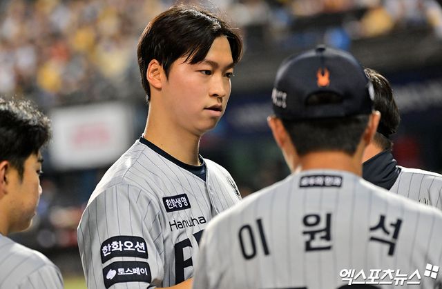 26일 오후 서울 송파구 잠실야구장에서 열린 '2025 신한 SOL Bank KBO리그' 한화 이글스와 LG 트윈스의 경기, 5회말 2사 1루 한화 엄상백이 마운드를 내려가고 있다. 잠실, 김한준 기자