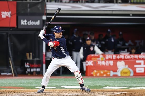 두산 베어스가 26일 수원 KT전에서 선발 최승용의 역투와 불펜진의 릴레이 호투로 3대 2 한 점 차 승리로 시즌 첫 승을 달성했다. 두산 베어스