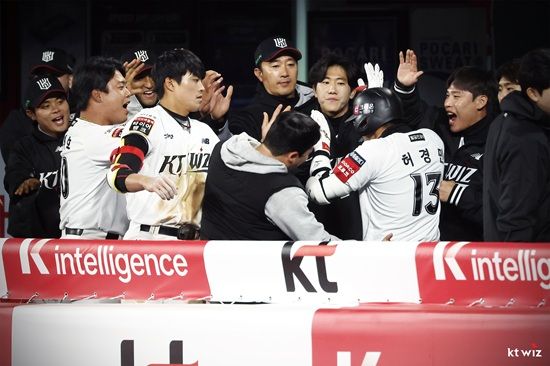 KT 위즈 내야수 허경민이 지난 25일 수원 두산전 5회 말 결승 솔로 홈런을 때렸다. KT 위즈