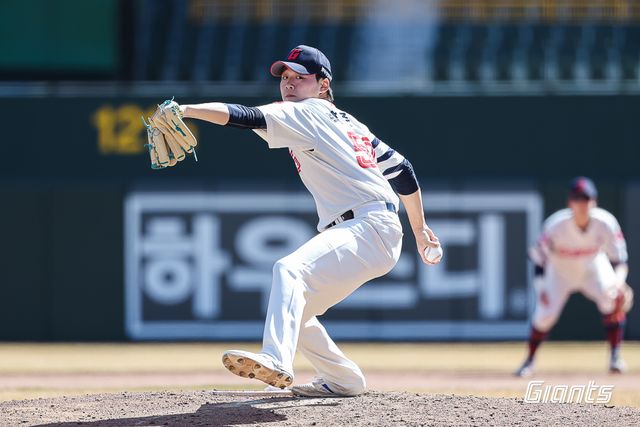 롯데 자이언츠 우완 영건 박준우가 25일 인천 SSG랜더스필드에서 열린 2025 신한 SOL Bank KBO리그 SSG 랜더스와의 팀 간 1차전에서 연장 10회말 1이닝 무실점 호투로 승리투수가 됐다. 사진 롯데 자이언츠