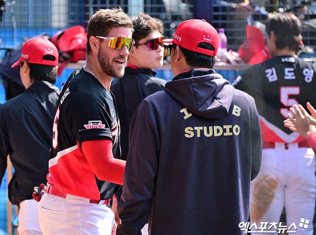 14일 오후 서울 송파구 잠실야구장에서 열린 '2025 신한 SOL Bank KBO리그' KIA 타이거즈와 두산 베어스의 시범경기, 1회초 1사 3루 KIA 위즈덤이 투런 홈런을 날린 후 더그아웃에서 축하를 받고 있다. 엑스포츠뉴스 DB