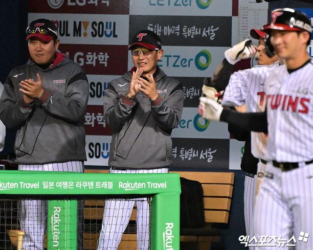 26일 오후 서울 송파구 잠실야구장에서 열린 '2025 신한 SOL Bank KBO리그' 한화 이글스와 LG 트윈스의 경기, 4회말 LG 염경엽 감독이 솔로 홈런을 날린 문보경에게 박수를 보내고 있다. 잠실, 김한준 기자