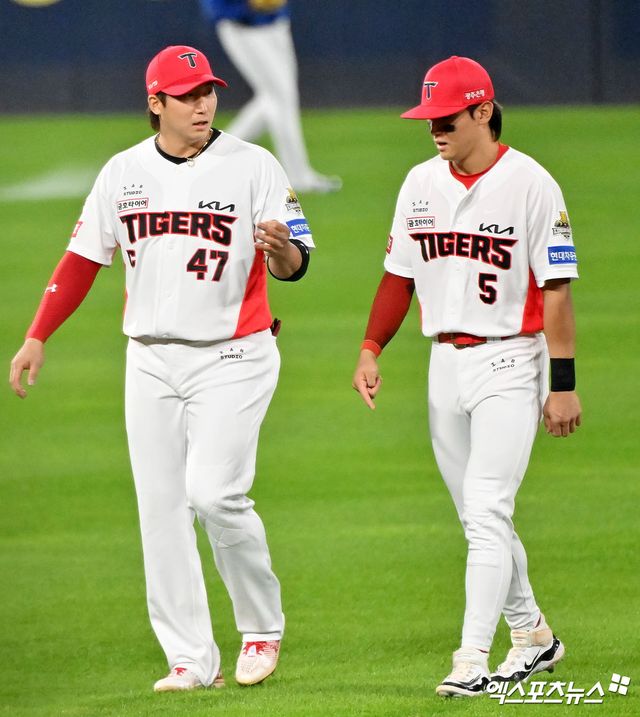 28일 오후 광주기아챔피언스필드에서 열린 '2024 신한 SOL Bank KBO 한국시리즈' 삼성 라이온즈와 KIA 타이거즈의 5차전 경기, KIA 나성범과 김도영이 대화를 나누고 있다. 엑스포츠뉴스 DB