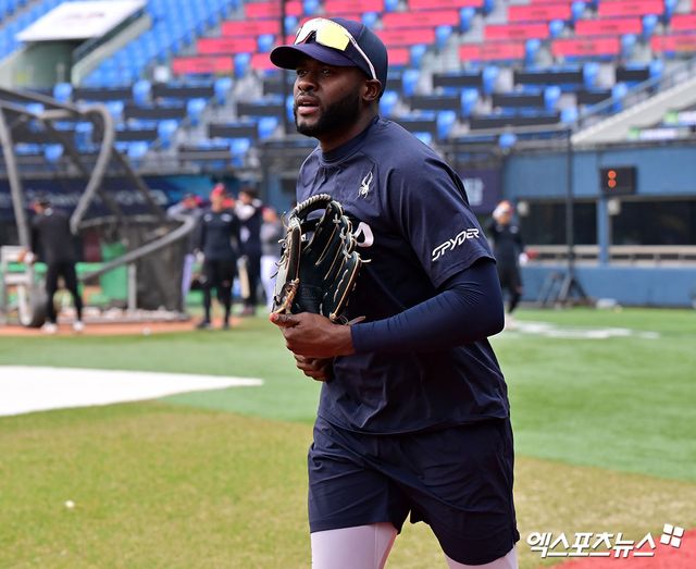 25일 오후 서울 송파구 잠실야구장에서 열리는 '2025 신한 SOL Bank KBO리그' 한화 이글스와 LG 트윈스의 경기, 한화 플로리얼이 훈련을 위해 그라운드로 나서고 있다. 엑스포츠뉴스DB