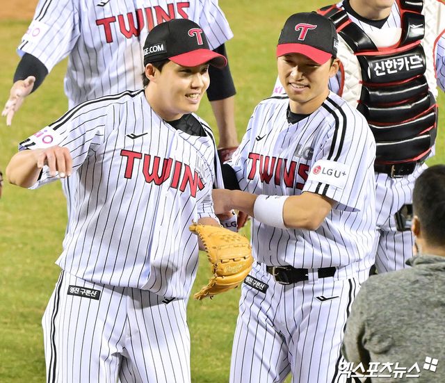 26일 오후 서울 송파구 잠실야구장에서 열린 '2025 신한 SOL Bank KBO리그' 한화 이글스와 LG 트윈스의 경기, LG가 9이닝 2피안타 완봉승을 거둔 임찬규의 호투에 힘입어 한화에 4-0으로 승리했다. 이날 경기에서 승리한 LG 선수들이 기뻐하고 있다. 잠실, 김한준 기자