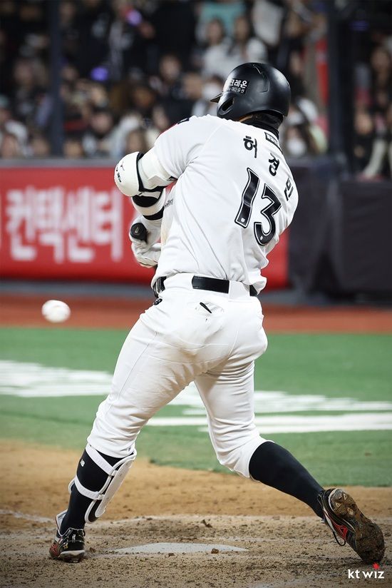 KT 위즈 내야수 허경민이 지난 25일 수원 두산전 5회 말 결승 솔로 홈런을 때렸다. KT 위즈