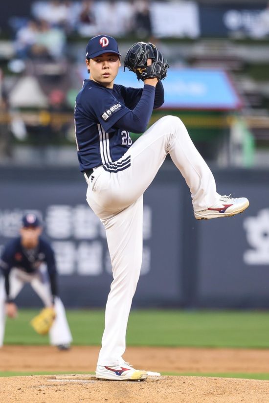 두산 베어스 선발 투수 최승용이 지난 26일 수원 KT전에서 5.1이닝 2실점 호투와 함께 개막 3연패 탈출과 시즌 첫 승을 이끌었다. 두산 베어스