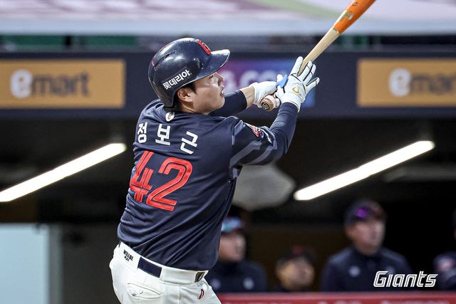 롯데 자이언츠 포수 정보근이 25일 인천 SSG랜더스필드에서 열린 2025 신한 SOL Bank KBO리그 SSG 랜더스와의 팀 간 1차전에 9번타자 겸 포수로 선발출전, 4타수 1안타 1타점을 기록하며 팀 승리에 힘을 보탰다. 사진 롯데 자이언츠