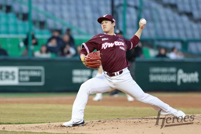 키움 히어로즈 신인 투수 정현우가 26일 광주-KIA챔피언스필드에서 열린 2025 신한 SOL Bank KBO리그 KIA 타이거즈와의 시즌 2차전에 선발 등판해 5이닝 8피안타 7사사구 4탈삼진 6실점 4자책을 기록했다. 키움 히어로즈