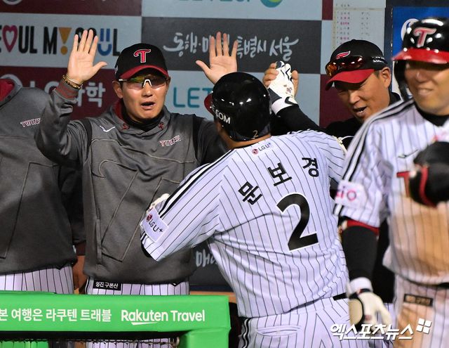 26일 오후 서울 송파구 잠실야구장에서 열린 '2025 신한 SOL Bank KBO리그' 한화 이글스와 LG 트윈스의 경기, 4회말 LG 문보경이 솔로 홈런을 날린 후 염경엽 감독과 하이파이브를 하고 있다. 잠실, 김한준 기자