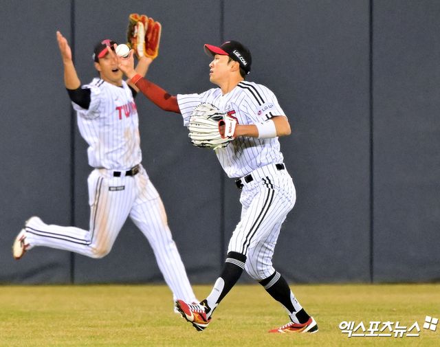 25일 오후 서울 송파구 잠실야구장에서 열린 '2025 신한 SOL Bank KBO리그' 한화 이글스와 LG 트윈스의 경기, 8회초 2사 1루 LG 박해민이 한화 권광민의 타구를 잡아내고 있다. 잠실, 김한준 기자