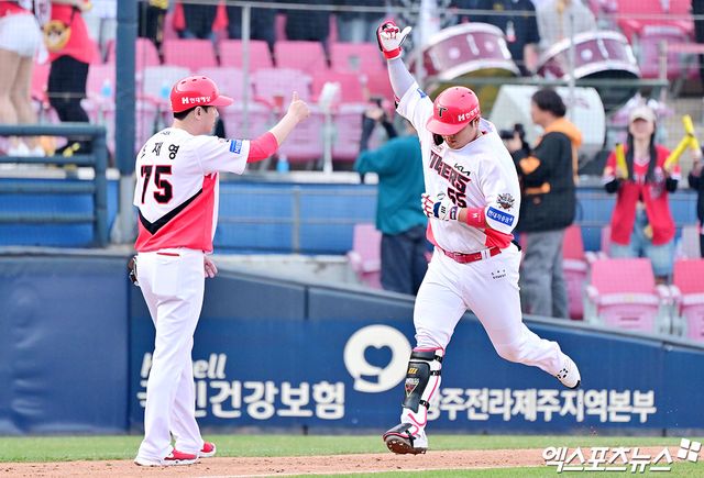 23일 오후 광주기아챔피언스필드에서 열린 '2025 신한 SOL Bank KBO리그' NC 다이노스와 KIA 타이거즈의 경기, NC가 KIA에 5:4로 승리하며 전날의 패배를 설욕했다. 9회말 1사 KIA 한준수가 솔로 홈런을 날린 후 그라운드를 돌고 있다. 엑스포츠뉴스 DB