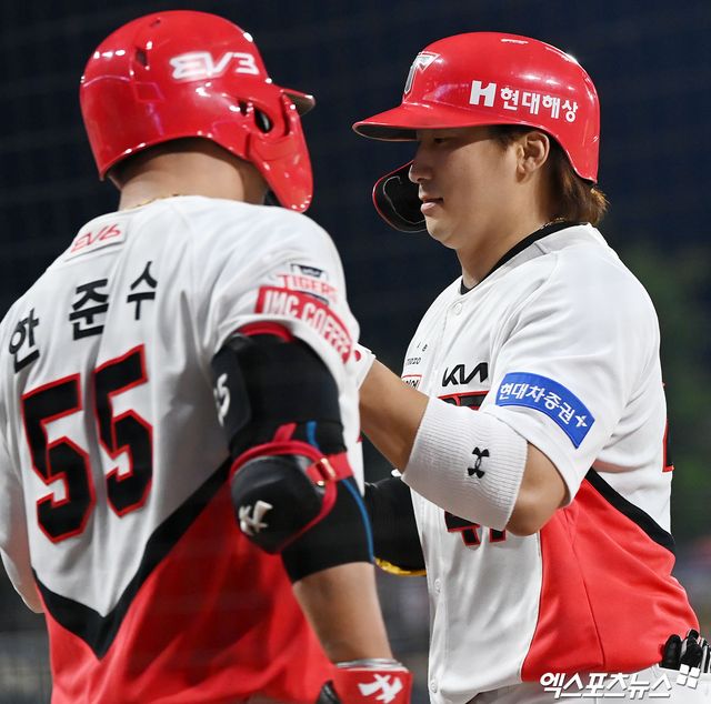 20일 오후 광주기아챔피언스필드에서 열린 '2024 신한 SOL Bank KBO리그' LG 트윈스와 KIA 타이거즈의 경기, 8회말 1사 KIA 나성범이 솔로 홈런을 날린 후 한준수와 하이파이브를 하고 있다. 엑스포츠뉴스 DB