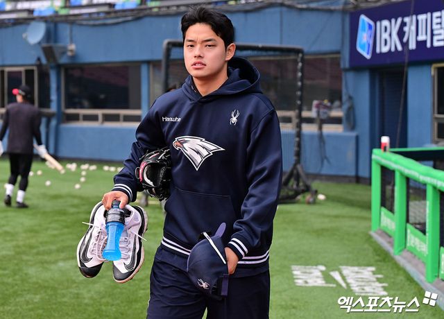 25일 오후 서울 송파구 잠실야구장에서 열리는 '2025 신한 SOL Bank KBO리그' 한화 이글스와 LG 트윈스의 경기, 한화 문동주가 훈련을 위해 그라운드로 나서고 있다. 엑스포츠뉴스DB