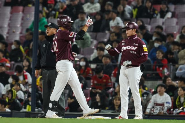 25일 광주-KIA챔피언스필드에서 열린 2025 신한 SOL Bank KBO리그 키움 히어로즈와 KIA 타이거즈의 정규시즌 경기, 키움 신인 내야수 어준서가 9번타자 겸 3루수로 선발 출전해 홈런 1개 포함 4타수 2안타 1타점을 기록했다. 키움 히어로즈