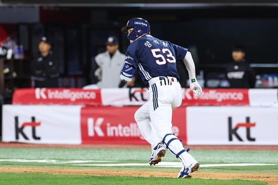 두산 베어스가 26일 수원 KT전에서 선발 최승용의 역투와 불펜진의 릴레이 호투로 3대 2 한 점 차 승리로 시즌 첫 승을 달성했다. 두산 베어스