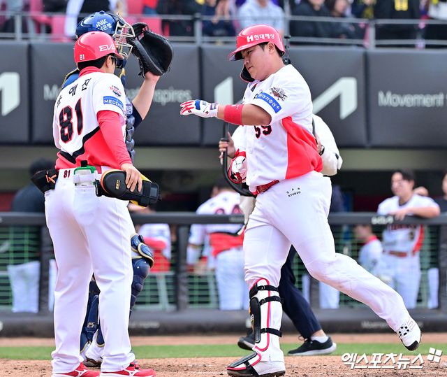 23일 오후 광주기아챔피언스필드에서 열린 '2025 신한 SOL Bank KBO리그' NC 다이노스와 KIA 타이거즈의 경기, NC가 KIA에 5:4로 승리하며 전날의 패배를 설욕했다. 9회말 1사 KIA 한준수가 솔로 홈런을 날린 후 그라운드를 돌고 있다. 엑스포츠뉴스 DB