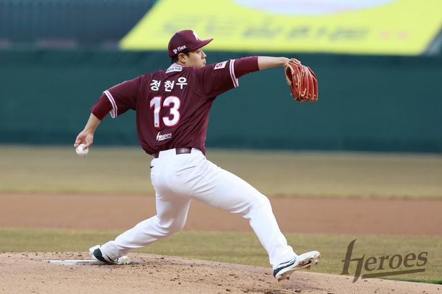 키움 히어로즈 신인 투수 정현우가 26일 광주-KIA챔피언스필드에서 열린 2025 신한 SOL Bank KBO리그 KIA 타이거즈와의 시즌 2차전에 선발 등판해 5이닝 8피안타 7사사구 4탈삼진 6실점 4자책을 기록했다. 키움 히어로즈