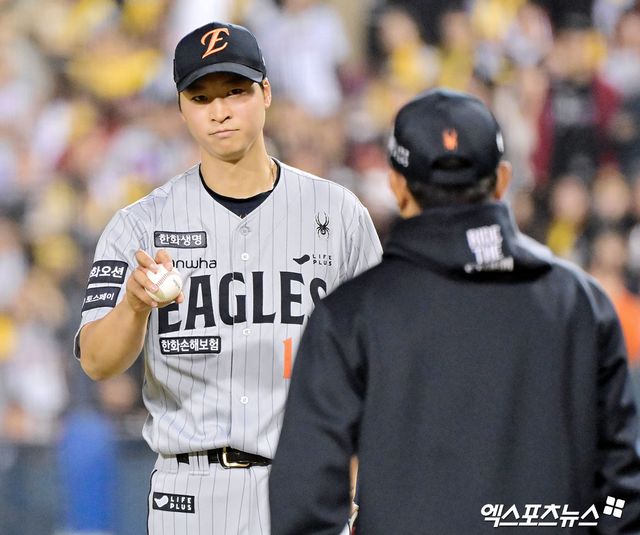 26일 오후 서울 송파구 잠실야구장에서 열린 '2025 신한 SOL Bank KBO리그' 한화 이글스와 LG 트윈스의 경기, 5회말 2사 1루 한화 엄상백이 마운드를 내려가고 있다. 잠실, 김한준 기자
