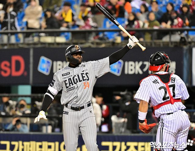 25일 오후 서울 송파구 잠실야구장에서 열린 '2025 신한 SOL Bank KBO리그' 한화 이글스와 LG 트윈스의 경기, 4회초 무사 1루 한화 플로리얼이 헛스윙 삼진을 당하고 있다. 엑스포츠뉴스DB