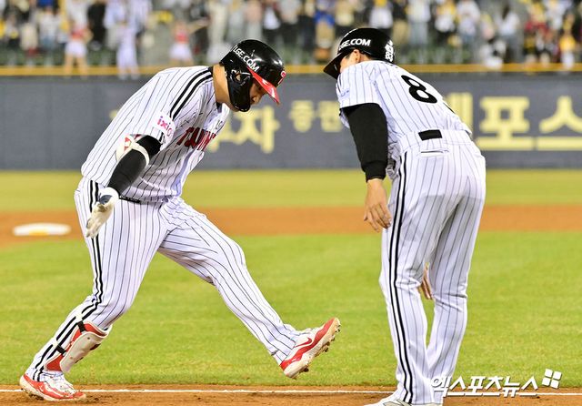 26일 오후 서울 송파구 잠실야구장에서 열린 '2025 신한 SOL Bank KBO리그' 한화 이글스와 LG 트윈스의 경기, 4회말 LG 문보경이 솔로 홈런을 날린 후 그라운드를 돌고 있다. 잠실, 김한준 기자