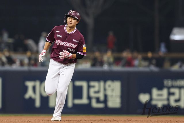 25일 광주-KIA챔피언스필드에서 열린 2025 신한 SOL Bank KBO리그 키움 히어로즈와 KIA 타이거즈의 정규시즌 경기, 키움 신인 내야수 어준서가 9번타자 겸 3루수로 선발 출전해 홈런 1개 포함 4타수 2안타 1타점을 기록했다. 키움 히어로즈