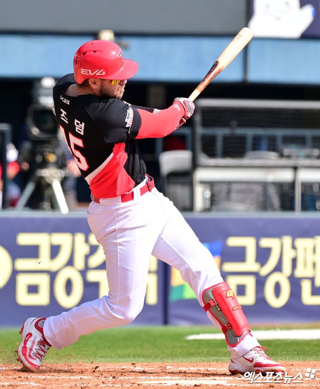 14일 오후 서울 송파구 잠실야구장에서 열린 '2025 신한 SOL Bank KBO리그' KIA 타이거즈와 두산 베어스의 시범경기, 6회초 1사 KIA 위즈덤이 2루타를 날리고 있다. 엑스포츠뉴스 DB
