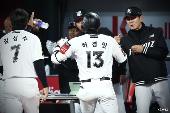 KT 위즈 내야수 허경민이 지난 25일 수원 두산전 5회 말 결승 솔로 홈런을 때렸다. KT 위즈