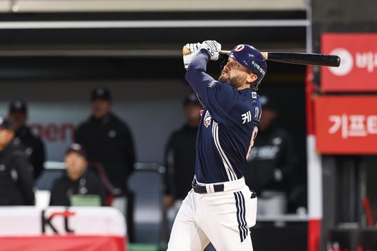 두산 베어스가 26일 수원 KT전에서 선발 최승용의 역투와 불펜진의 릴레이 호투로 3대 2 한 점 차 승리로 시즌 첫 승을 달성했다. 두산 베어스