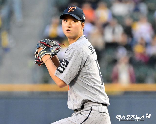 26일 오후 서울 송파구 잠실야구장에서 열린 '2025 신한 SOL Bank KBO리그' 한화 이글스와 LG 트윈스의 경기, 1회말 한화 선발투수 엄상백이 공을 힘차게 던지고 있다. 잠실, 김한준 기자