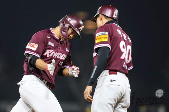 25일 광주-KIA챔피언스필드에서 열린 2025 신한 SOL Bank KBO리그 키움 히어로즈와 KIA 타이거즈의 정규시즌 경기, 키움 신인 내야수 어준서가 9번타자 겸 3루수로 선발 출전해 홈런 1개 포함 4타수 2안타 1타점을 기록했다. 키움 히어로즈