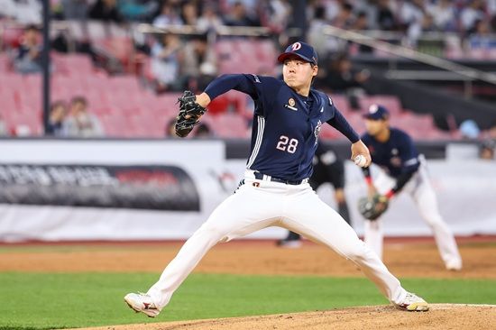 두산 베어스 선발 투수 최승용이 지난 26일 수원 KT전에서 5.1이닝 2실점 호투와 함께 개막 3연패 탈출과 시즌 첫 승을 이끌었다. 두산 베어스