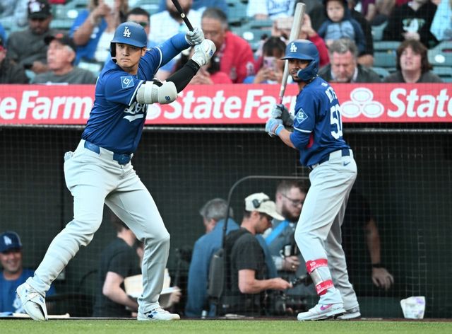 LA 다저스 유격수 무키 베츠가 26일 미국 캘리포니아주 애너하임 에인절스타디움에서 열린 2025 미국프로야구 메이저리그 LA 에인절스와의 시범경기에 2번타자 겸 유격수로 선발 출전해 3타수 무안타를 기록했다. 10일 애슬레틱스전 이후 16일 만에 실전을 소화했다. AFP 연합뉴스