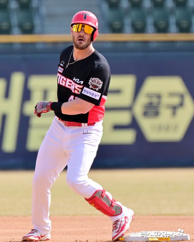 14일 오후 서울 송파구 잠실야구장에서 열린 '2025 신한 SOL Bank KBO리그' KIA 타이거즈와 두산 베어스의 시범경기, 6회초 1사 KIA 위즈덤이 2루타를 날린 후 타임을 요청하고 있다. 엑스포츠뉴스 DB