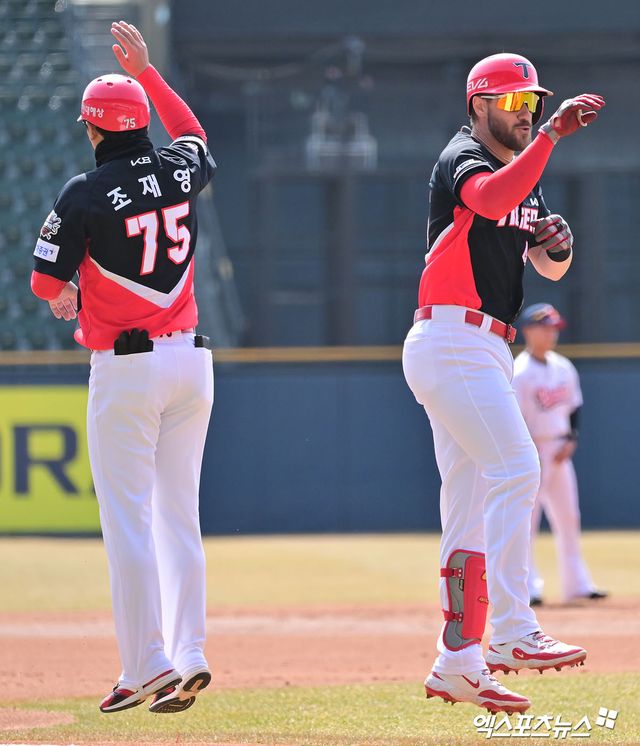 14일 오후 서울 송파구 잠실야구장에서 열린 '2025 신한 SOL Bank KBO리그' KIA 타이거즈와 두산 베어스의 시범경기, 1회초 1사 3루 KIA 위즈덤이 투런 홈런을 날린 후 기뻐하고 있다. 엑스포츠뉴스 DB