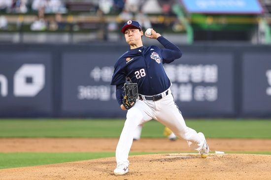 두산 베어스가 26일 수원 KT전에서 선발 최승용의 역투와 불펜진의 릴레이 호투로 3대 2 한 점 차 승리로 시즌 첫 승을 달성했다. 두산 베어스