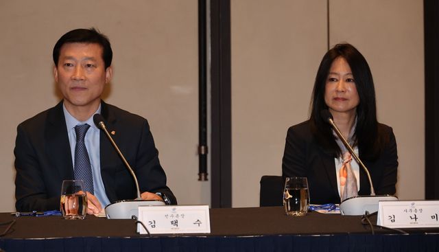 김택수(왼쪽) 신임 진천 국가대표 선수촌장이 27일 서울 용산구 한남동 그랜드 하얏트에서 열린 대한체육회 1차 이사회에 참석해 발언하고 있다. 사진 연합뉴스