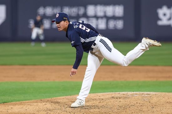 두산 베어스 투수 김호준이 지난 26일 수원 KT전에서 구원 등판해 데뷔 첫 홀드를 달성했다. 두산 베어스