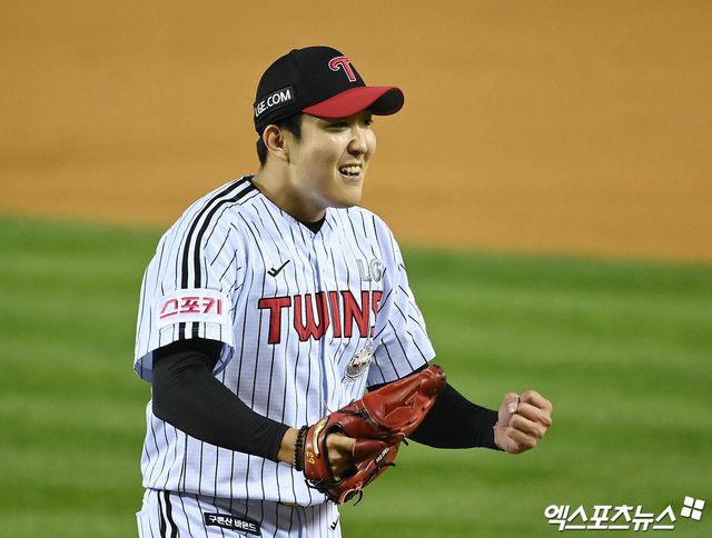 LG 투수 손주영은 23일 잠실구장에서 열린 '2025 신한 SOL Bank KBO 리그' 롯데와 정규시즌 2차전에서 선발 등판했다. 7이닝 무실점 퀄리티스타트 플러스를 기록하며 팀 승리에 힘을 보탰다. 동시에 시즌 첫 승을 거뒀다. 엑스포츠뉴스 DB