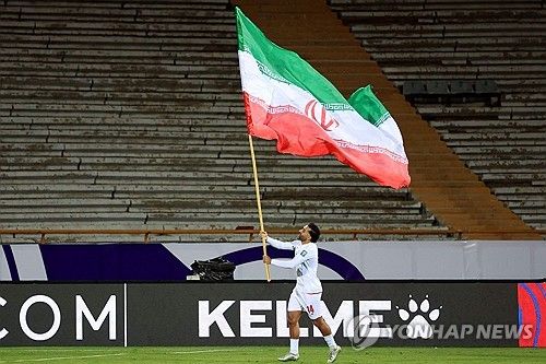 영국 매체 더선이 26일(한국시간) 4회 연속 월드컵 본선 진출에 성공한 이란이 2026 국제축구연맹(FIFA) 북중미 월드컵(캐나다-미국-멕시코 공동개최)에 출전하지 못할 가능성을 제기했다. 연합뉴스