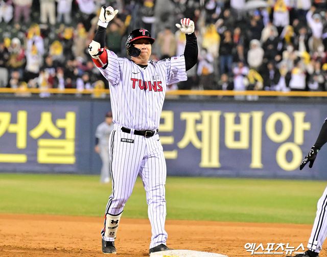 LG 외야수 김현수는 27일 잠실구장에서 열린 '2025 신한 SOL Bank KBO 리그' 한화와 정규시즌 3차전 맞대결에서 6번 지명타자로 선발 출전했다. 8회말 12타수 연속 무안타를 끊어내며 2타점 적시타로 결승타를 기록했다. 잠실, 엑스포츠뉴스 김한준 기자