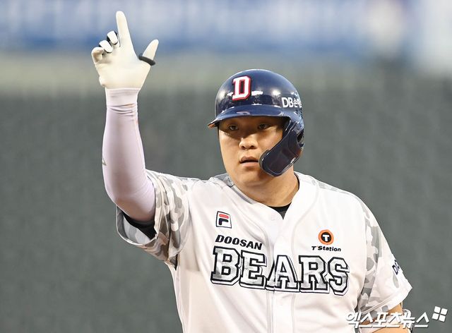 두산 베어스 포수 김기연이 경기에서 적시타를 친 뒤 세리머니하고 있다. 엑스포츠뉴스 DB