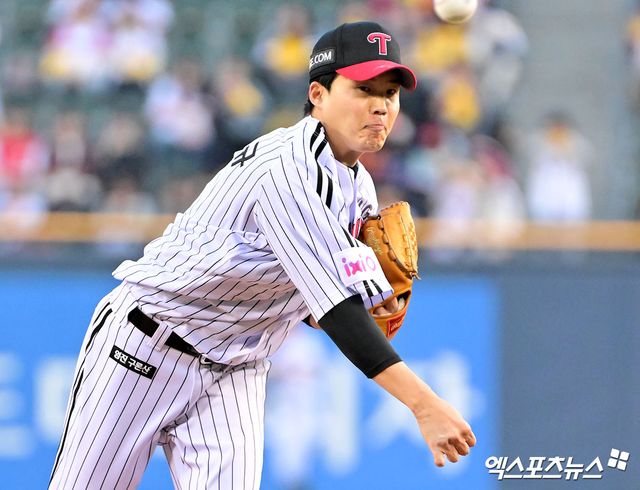 LG 투수 임찬규는 26일 잠실구장에서 열린 '2025 신한 SOL Bank KBO 리그' 한화와 정규시즌 2차전에 선발 등판했다. 이날 9이닝 무실점으로 생애 첫 완봉승을 챙겨 잊지 못할 하루를 보냈다. 엑스포츠뉴스 DB