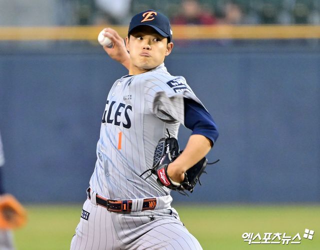 한화 투수 문동주는 27일 잠실구장에서 열린 '2025 신한 SOL Bank KBO 리그' LG와 정규시즌 3차전 맞대결에서 선발 등판했다. 시즌 첫 등판에서 최종 성적 5이닝 무실점으로 깔끔한 투구를 선보였다. 포심 패스트볼 최고 구속은 158㎞를 기록했다. 잠실, 엑스포츠뉴스 김한준 기자